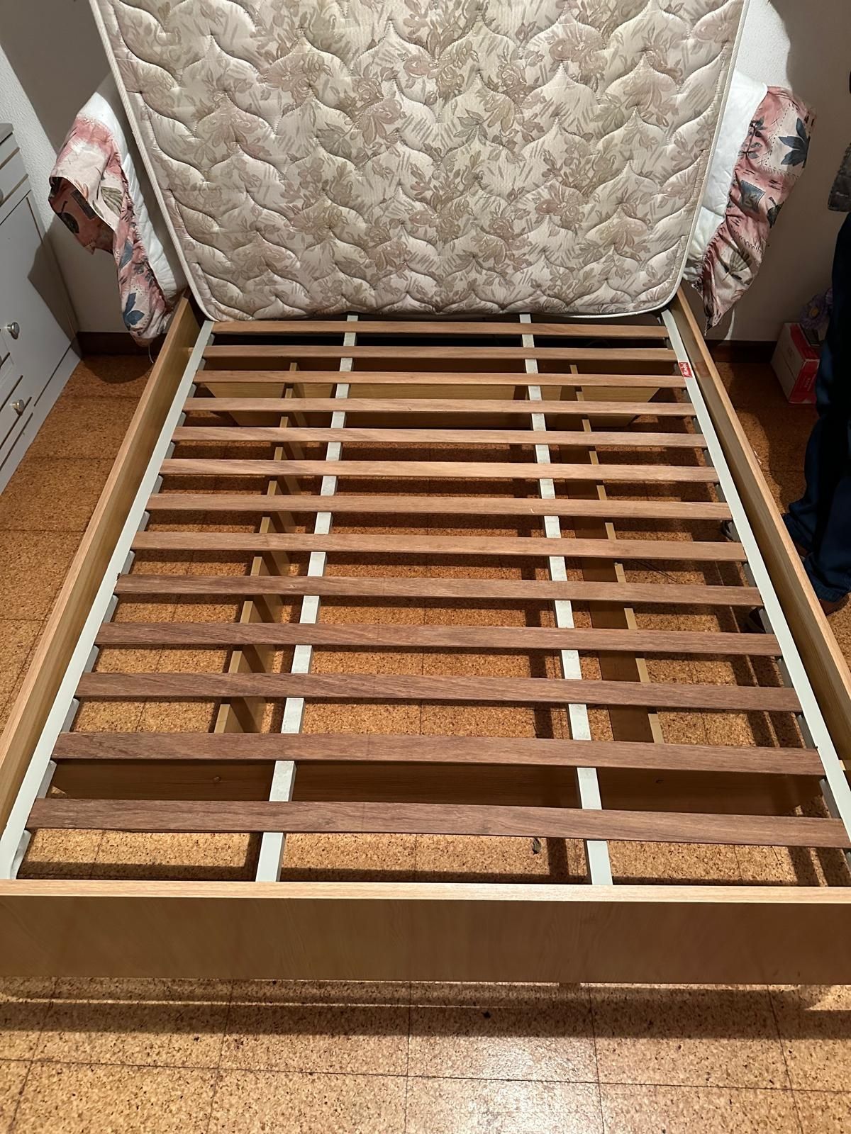 Cama com Colchão e Estrado + Mesinha de Cabeceira