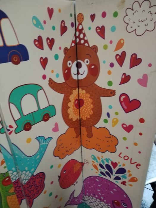 Biombo com desenhos infantis