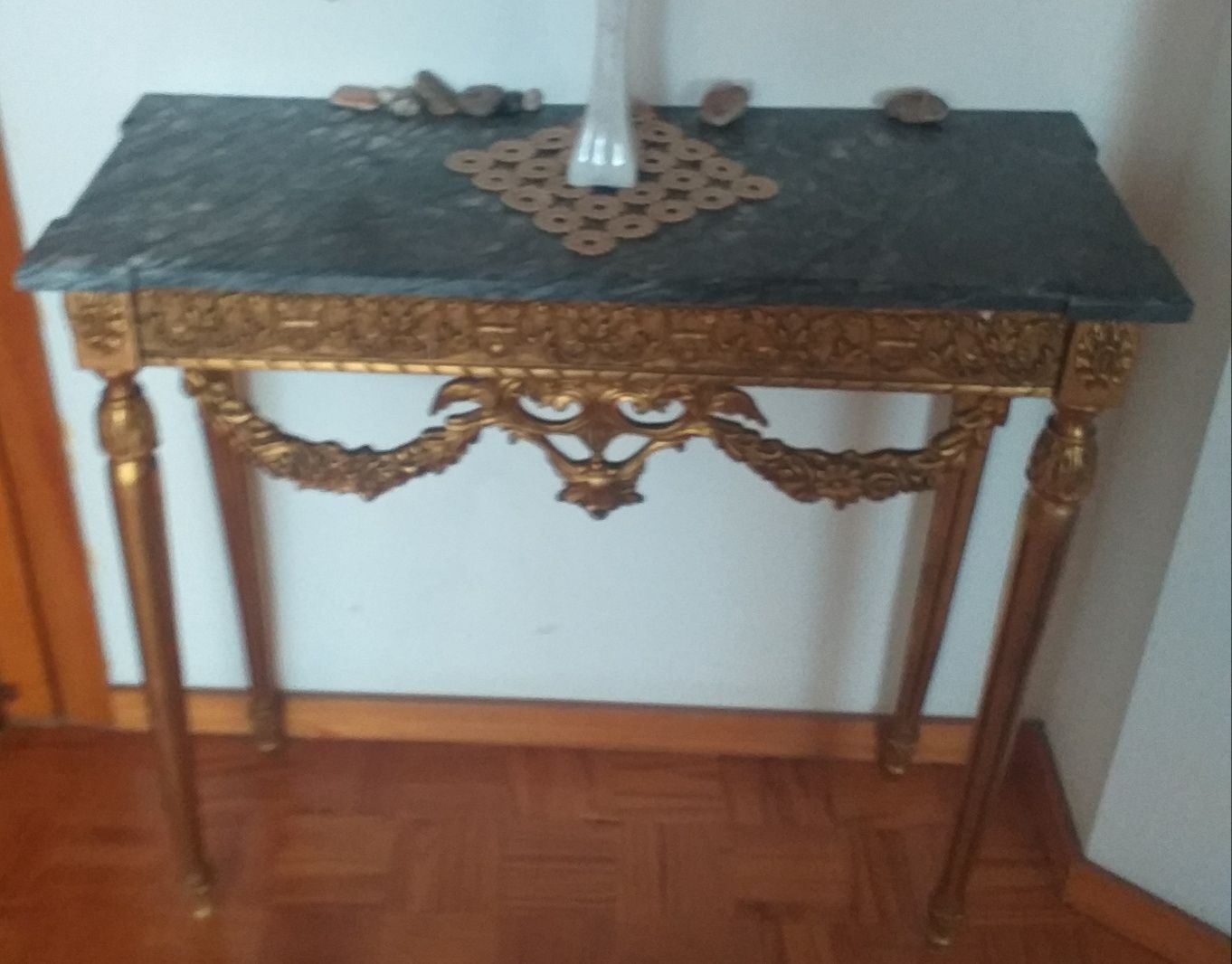 Mesa dourada com pedra mármore e espelho