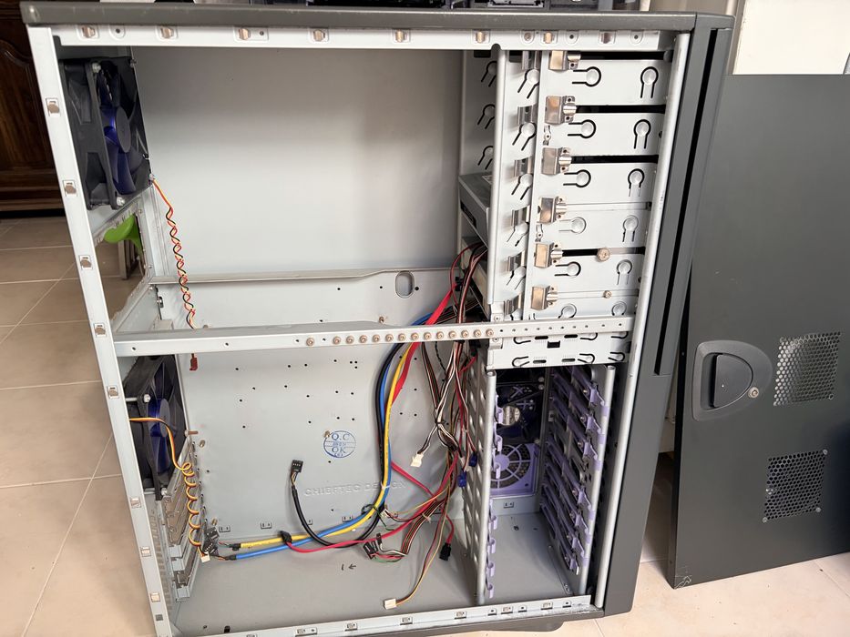 Caixa servidor com varios componentes