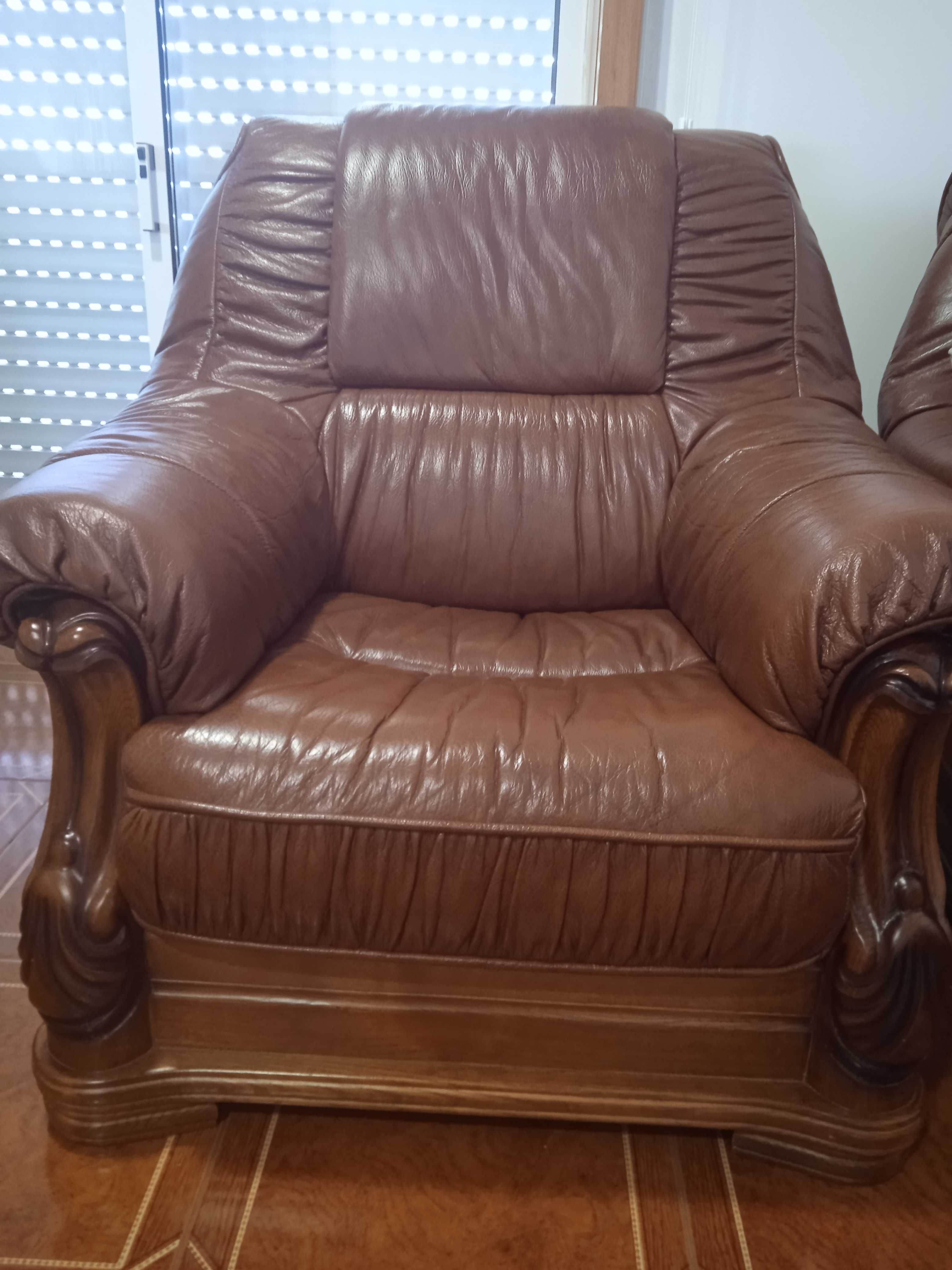 Conjunto sofá e poltronas de pele