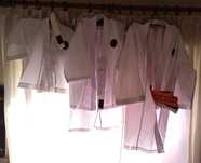 3 Fatos ou Kimonos e 7 Cintos Novos para Artes Marciais