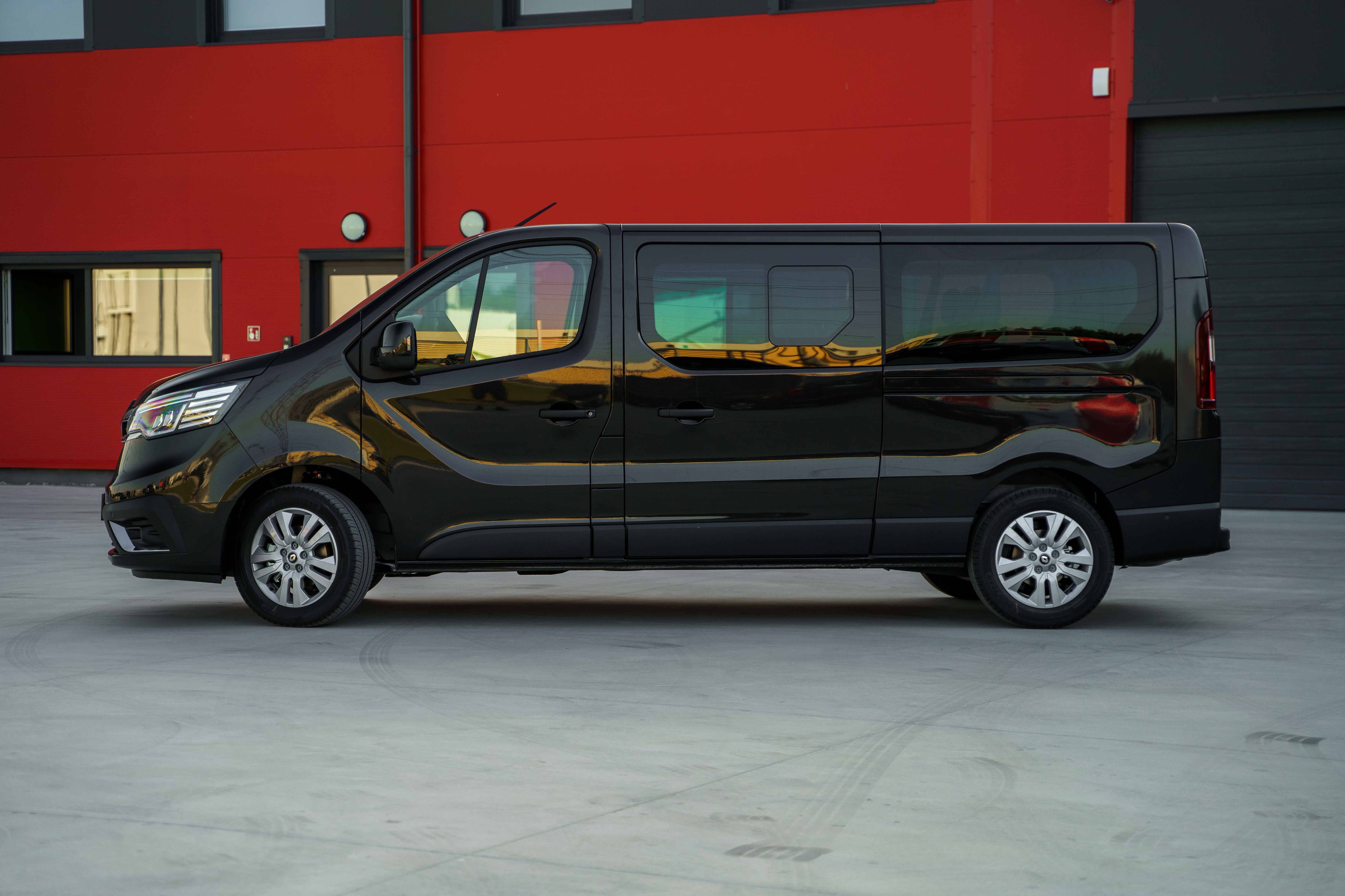 Wynajem Busa 9-Osobowy Renault Trafic  Nowy Model 2024 / Przewóz Osób