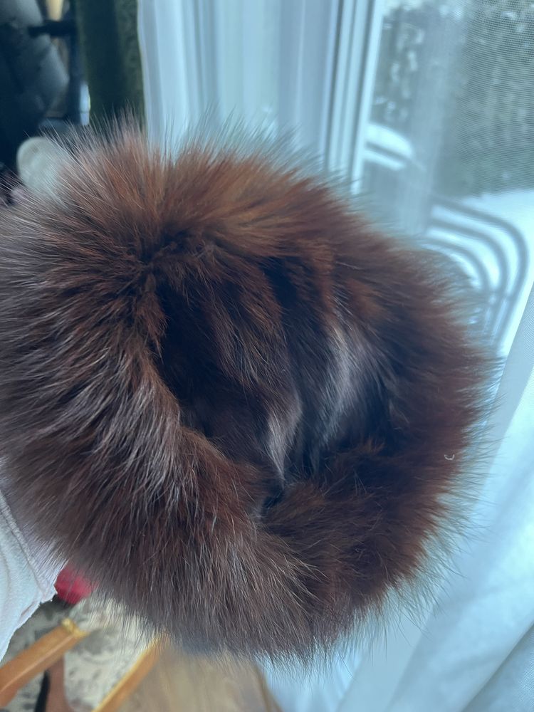 Czapka z lisa toczek S płaska brąz futro naturalne 55 cm