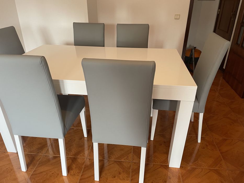 Mesa de sala de jantar mais 6 cadeiras