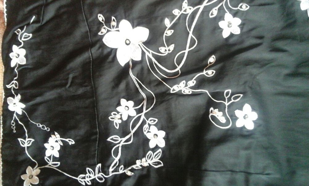 Sukienka z haftowanymi kwiatami i cyrkoniami