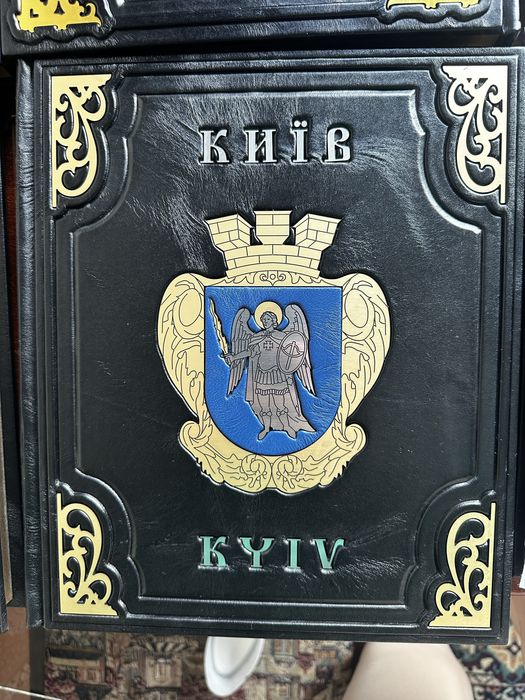 Шкіряні книги та щоденники ручної роботи