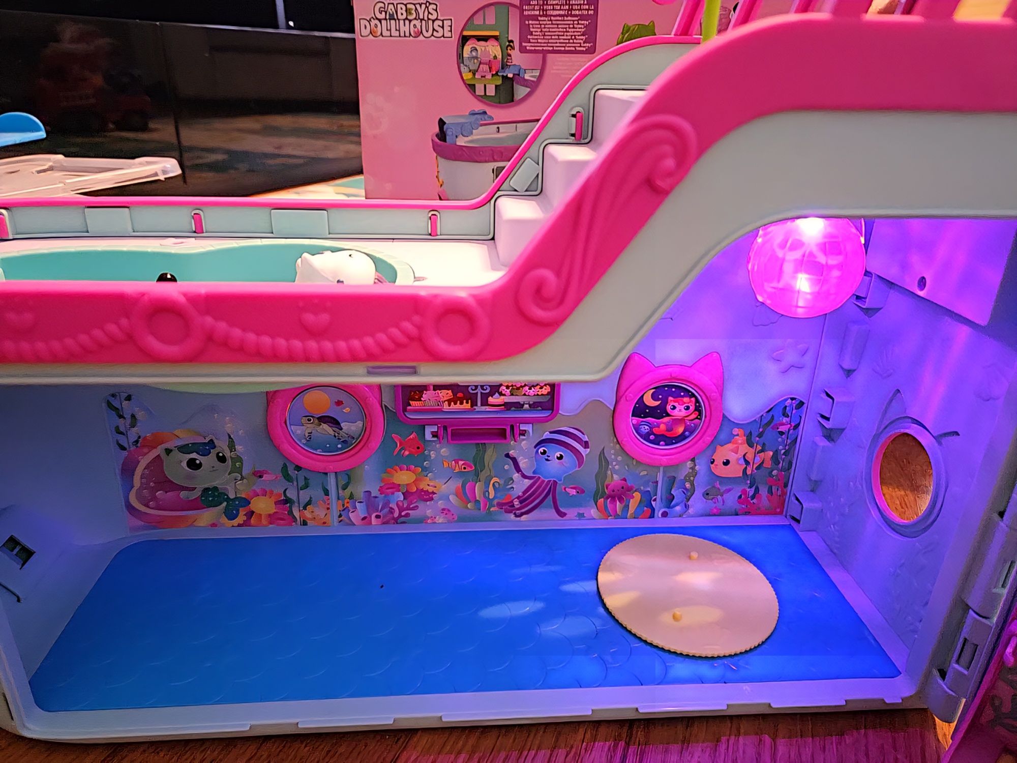 Barco da Gabby's Dollhouse com duas janelas extra