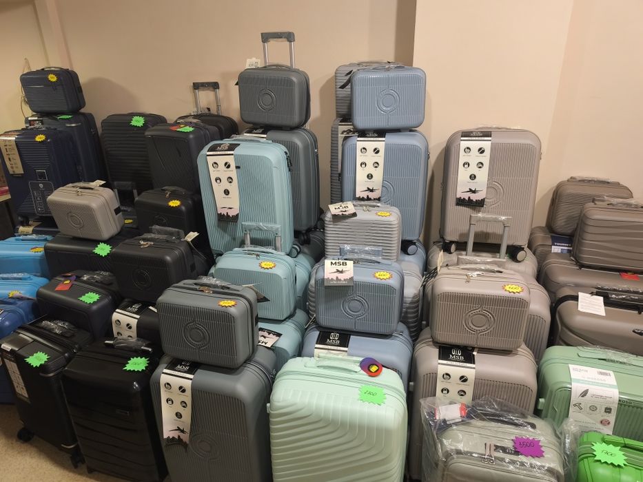 Чемодан на колёсах разных размеров отличного качества Валіза на колеса