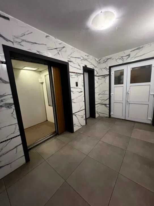 Продам 1-к квартиру 35 м2 с косметикой возле м. Левобережная!