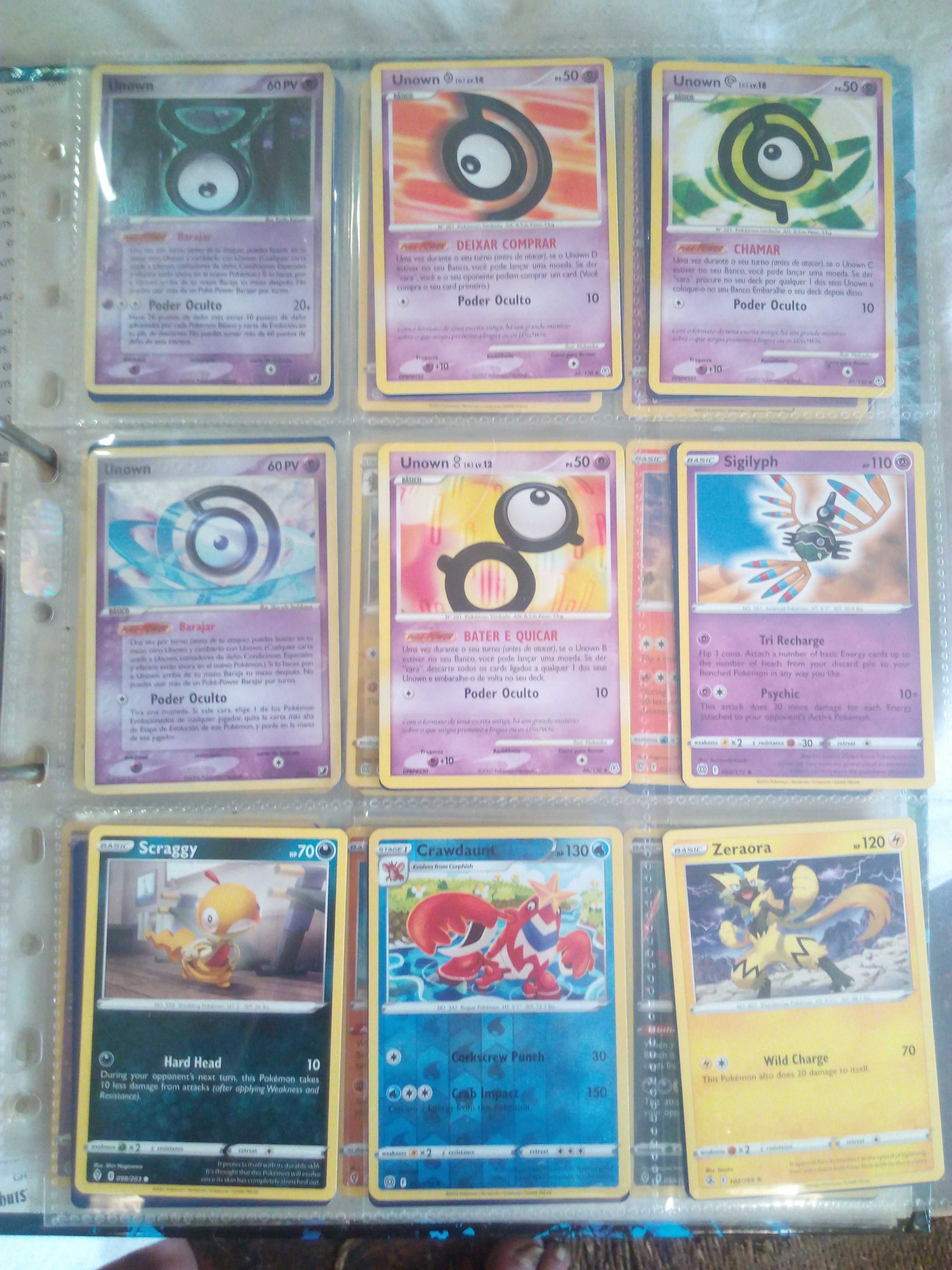 Colecção de itens Pokemon , incluindo cartas verdadeiras