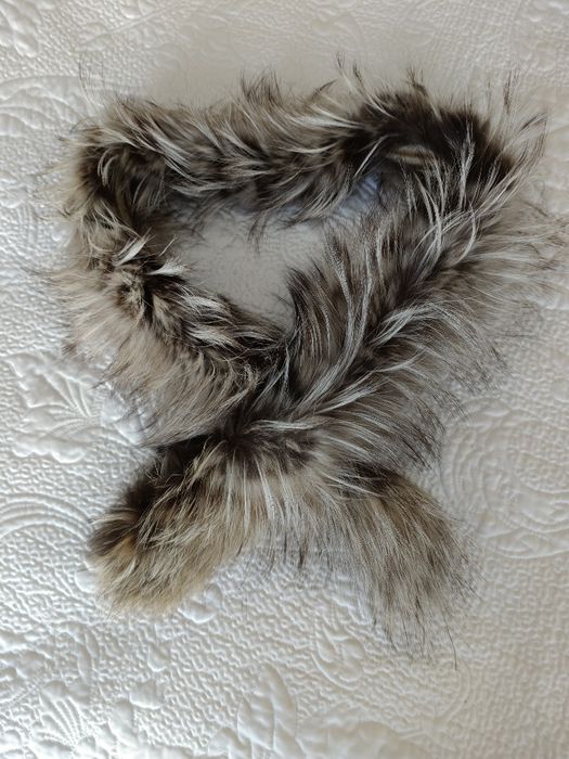 Dwie skórki z jenota do obszycia kaptura/kołnierza