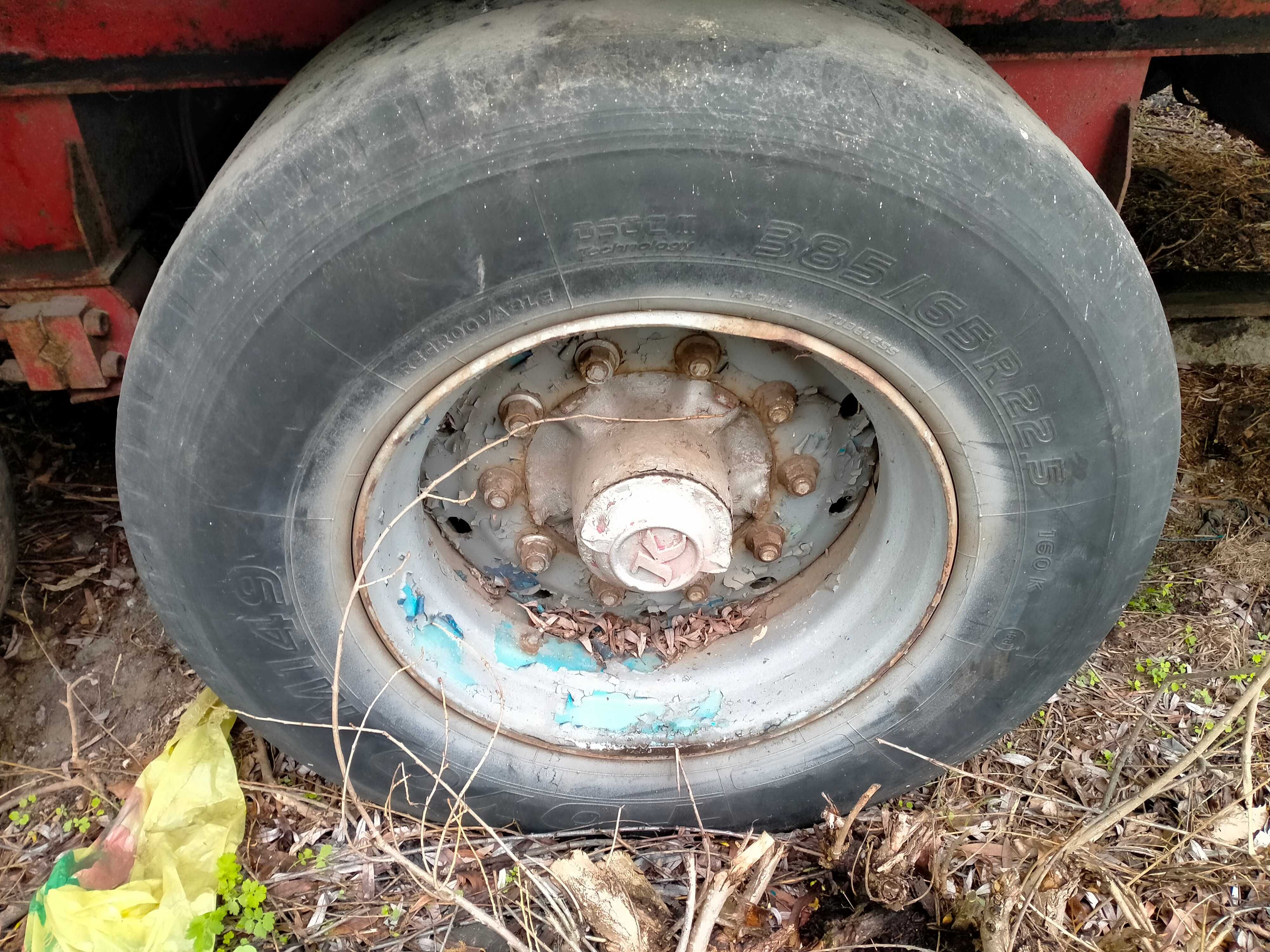 Напівпричіп з дуже міцною рамою,під зерновоз або лісовоз,