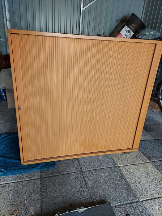 Komoda z roletą zamykana na klucz