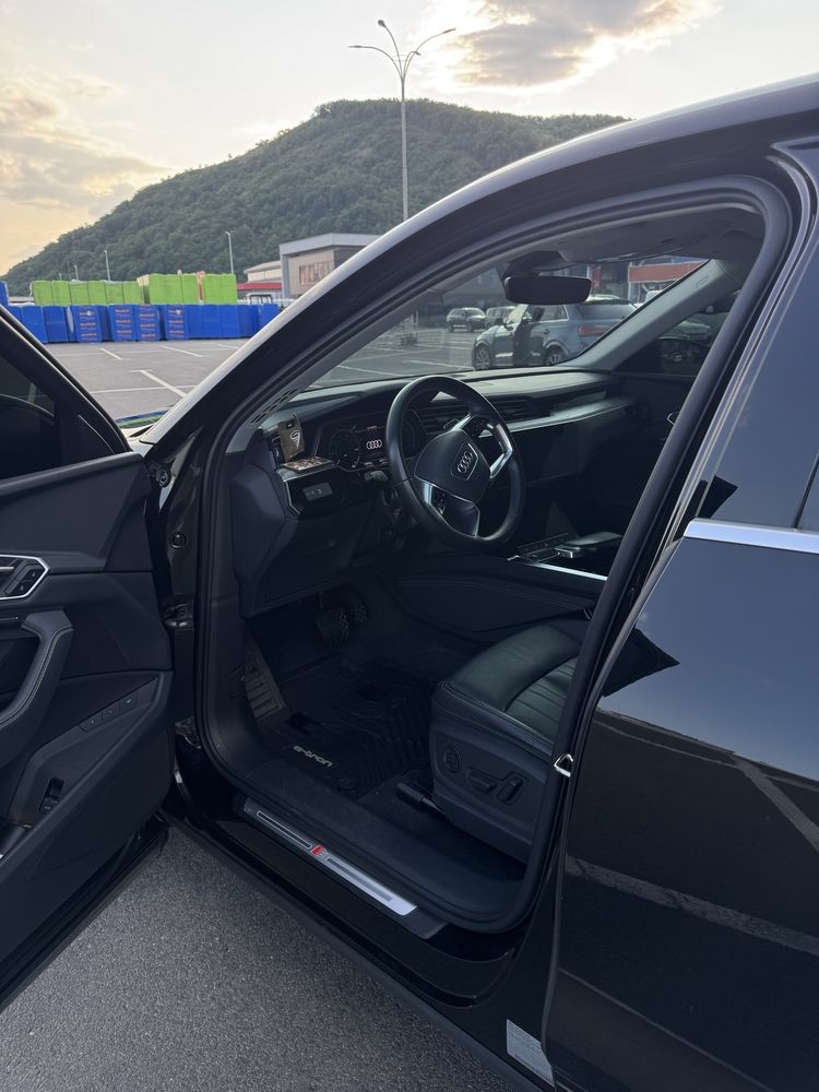 Автомобіль Audi E-tron
