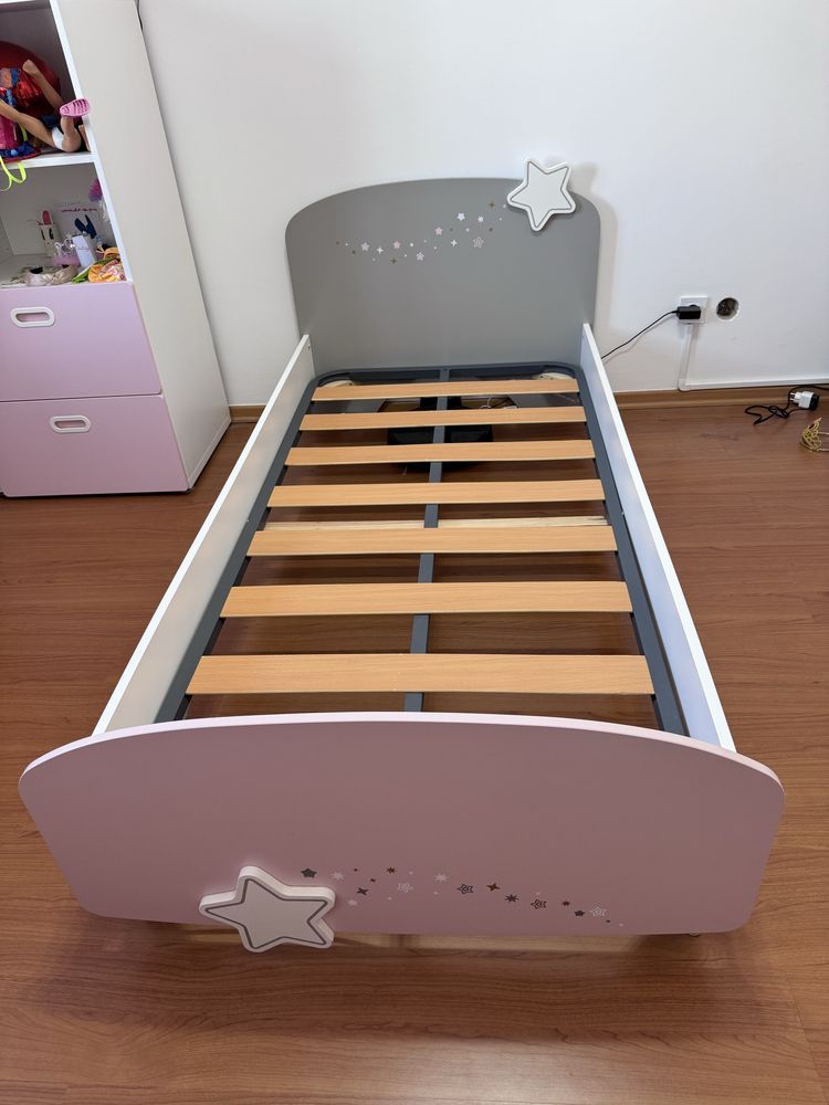 Cama Menina com mesa cabeceira