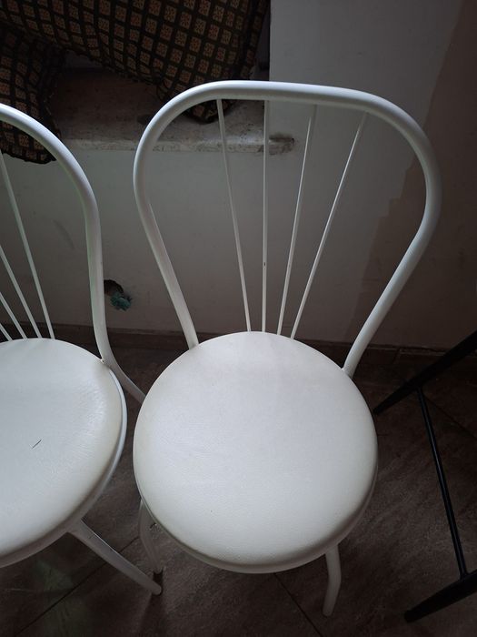 Krzesła kuchenne białe