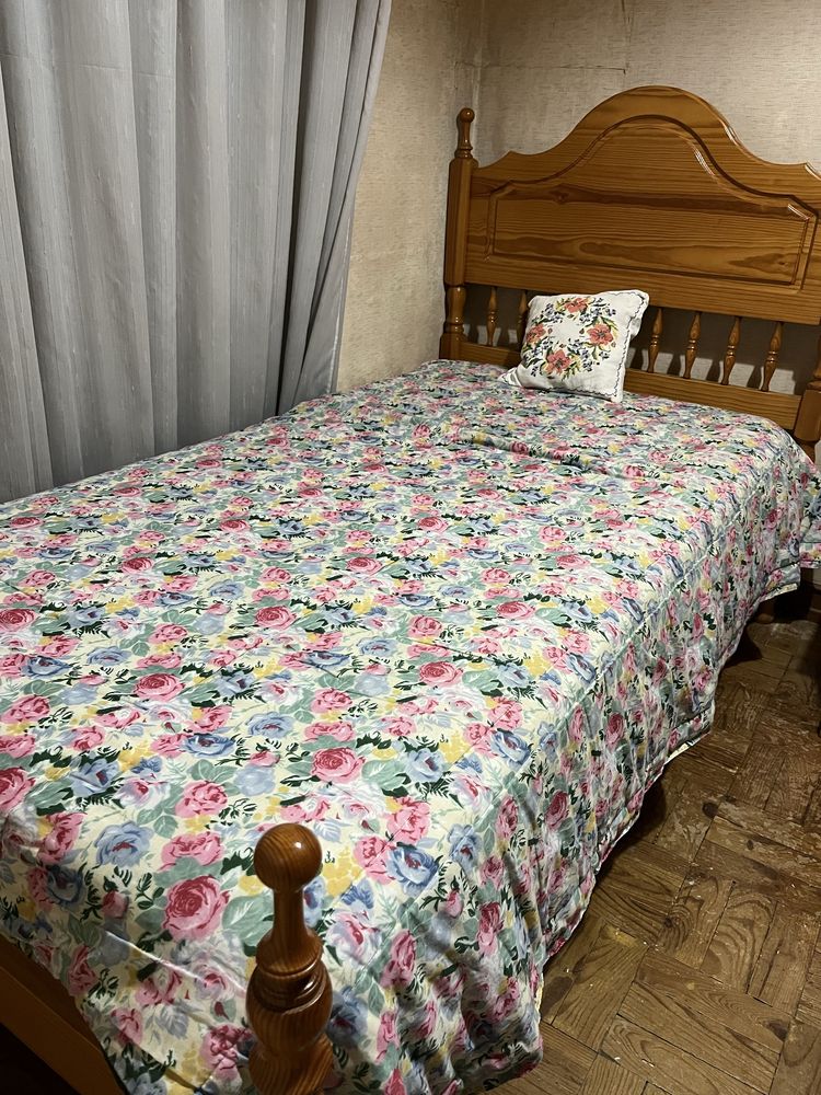 Conjunto de móveis- Mesa de Cabeceira, Cama de Solteiro e Guarda-Roupa