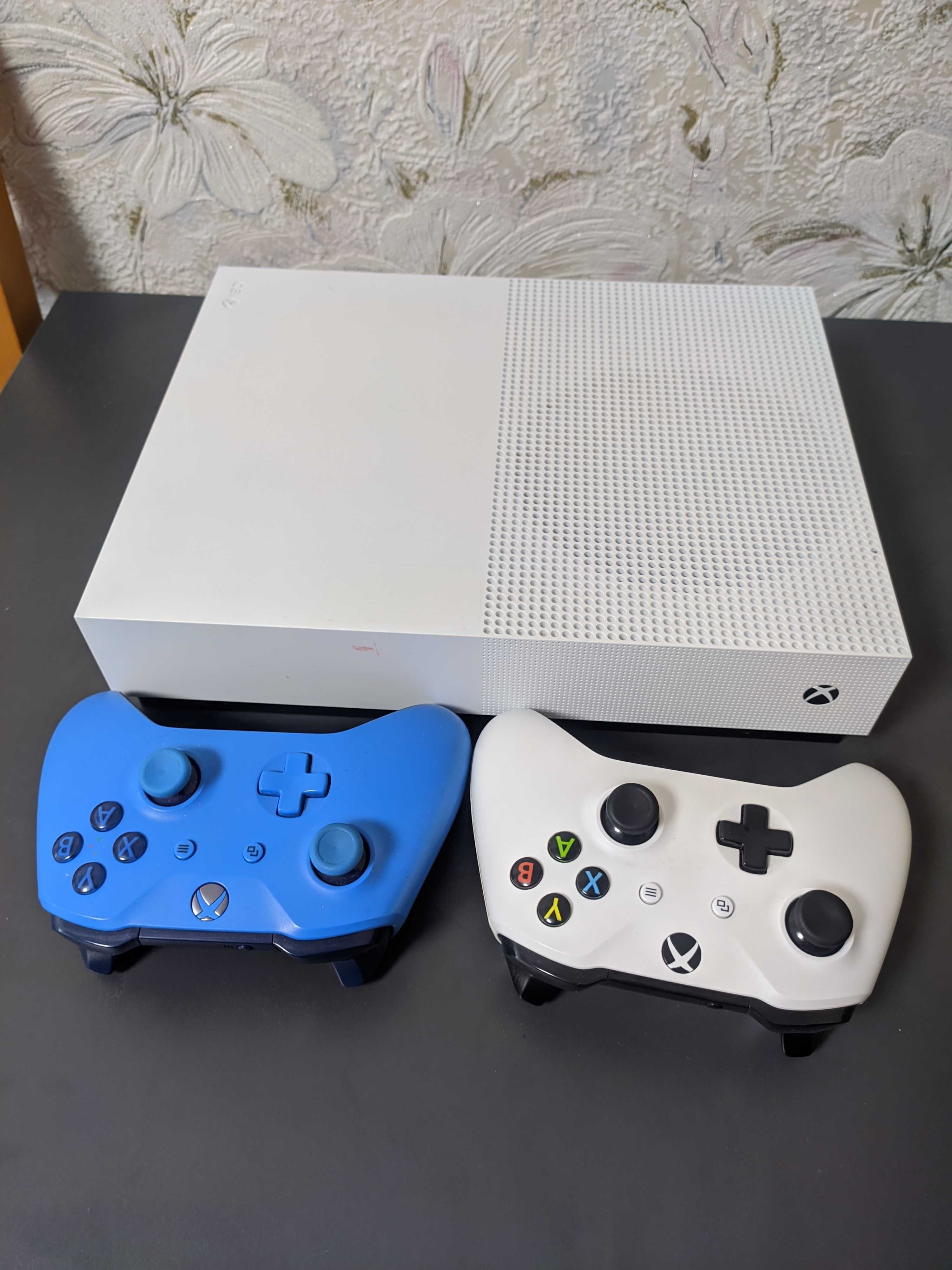 Xbox one S 1 tb, 2 геймпада