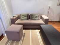 Sofa castanho com almofadas