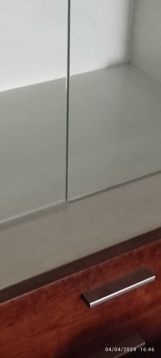 Armário com gavetas  e vitrine