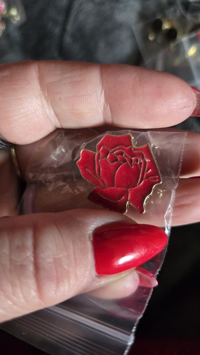 Przypinka  róża czerwona.