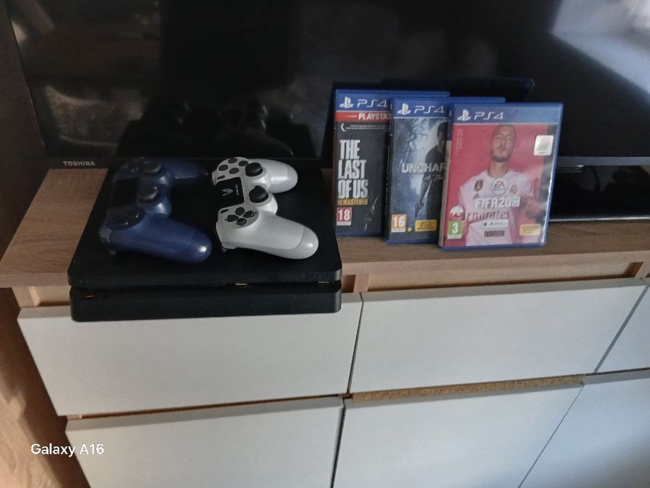 Sprzedam ps4 +3 gry + 2 pady