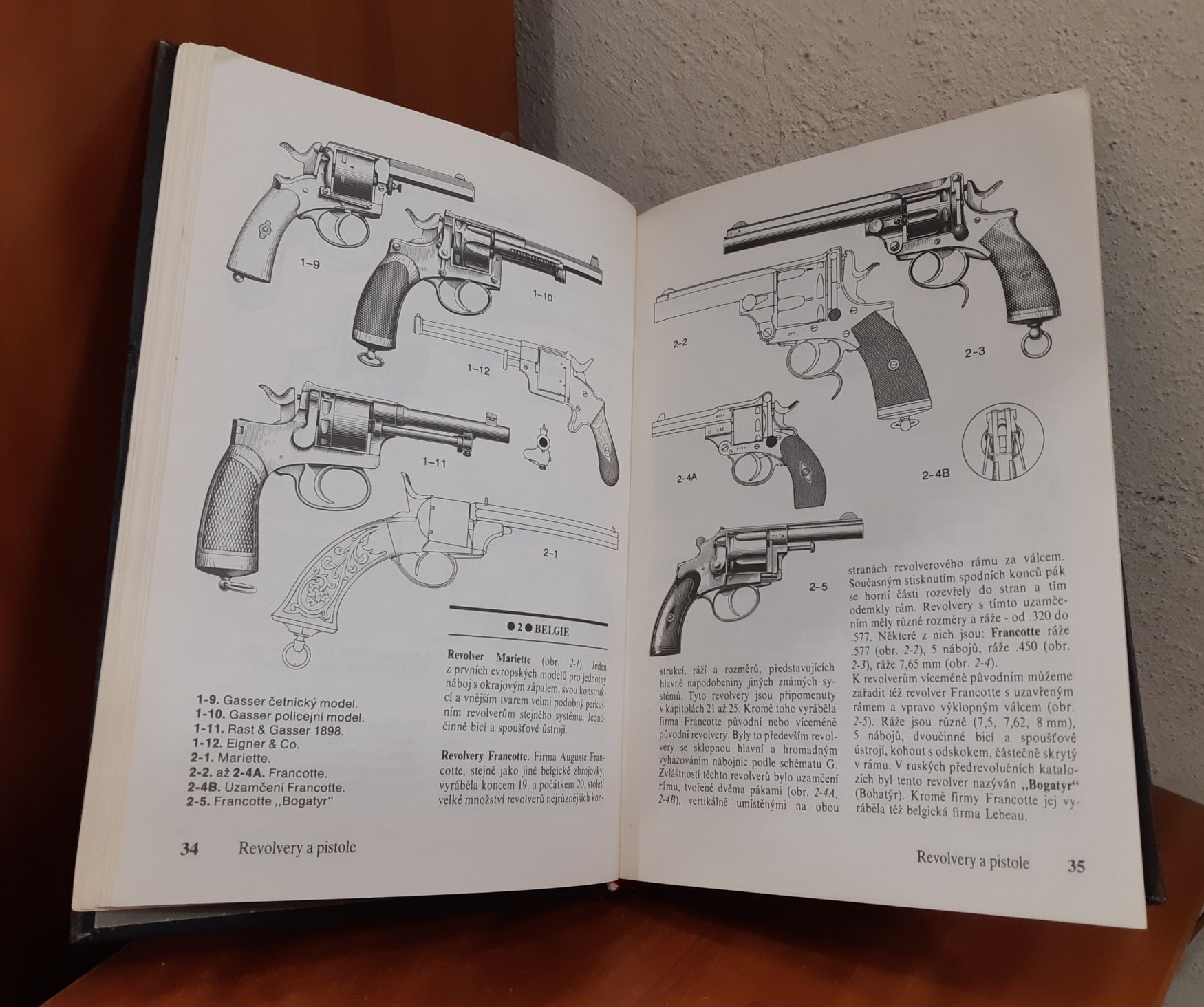 Книга-каталог Револьверы и пистолеты на чешском языке