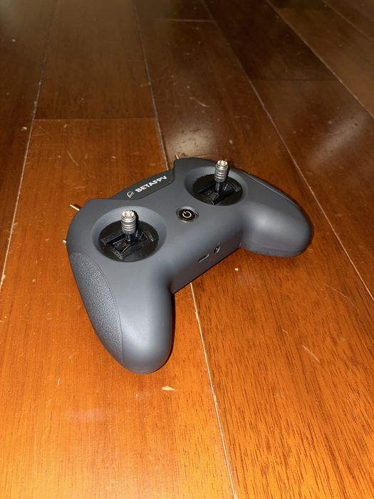 Пульт BetaFpv LiteRadio 2 se у чорному кольорі у гарному стані