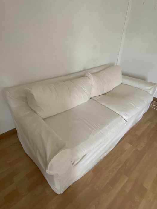 Espaçoso sofá branco de 3 lugares