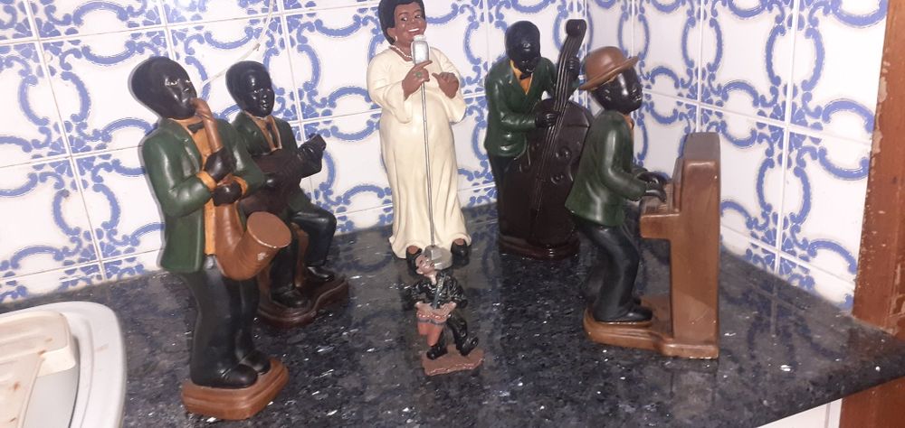 Conjunto de estatuetas músicos