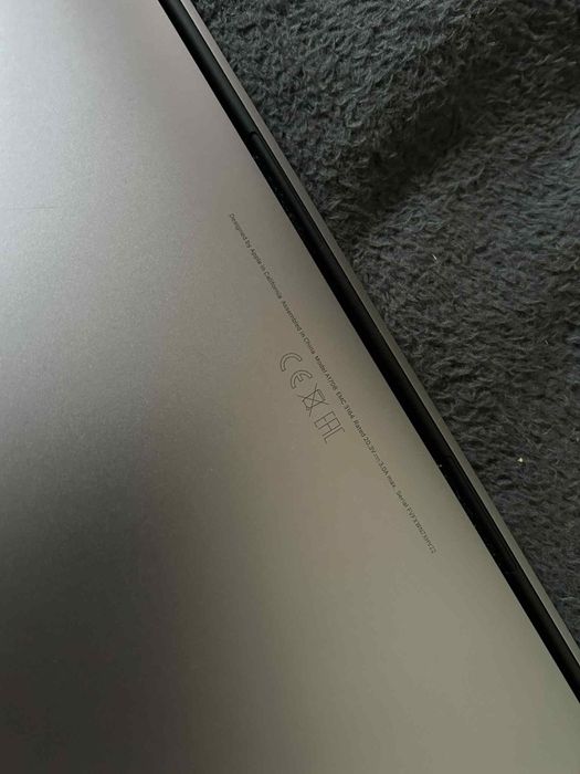 Macbook pro 2018 stan idealny i5 ssd