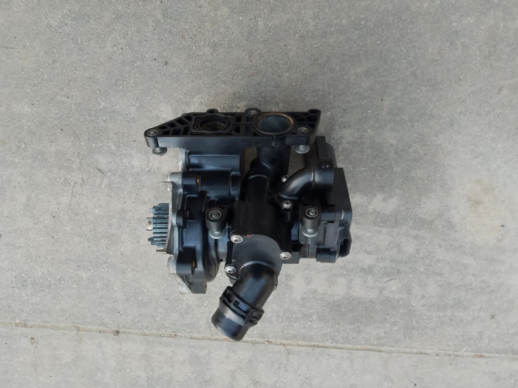 VW 1.8 2.0 DNP TFSI OBUDOWA TERMOSTATU 06L121111P