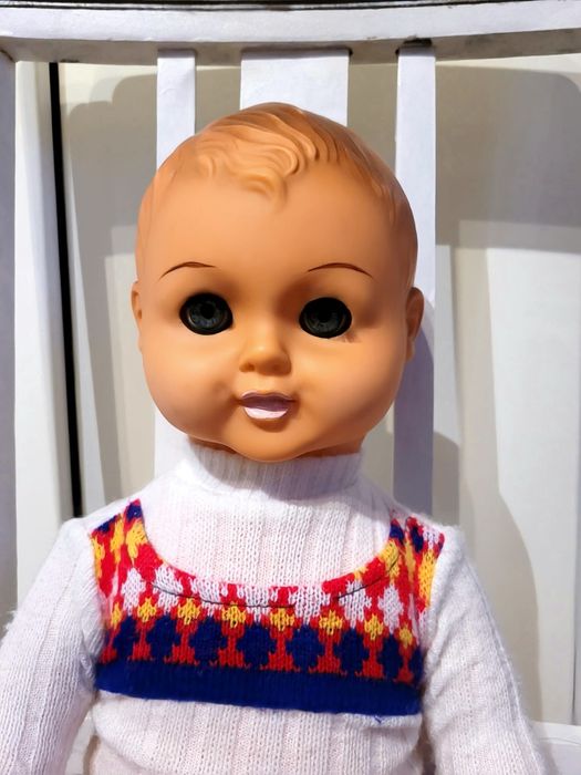 Sympatyczna lalka z delikatnym uśmiechem 51cm