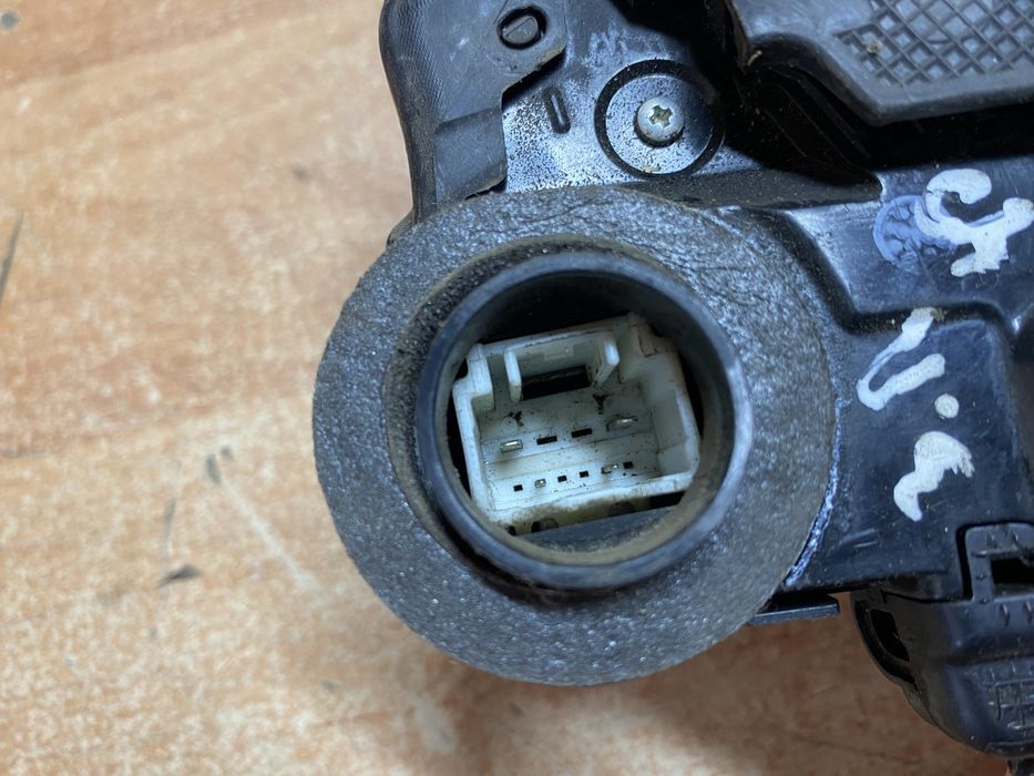 Toyota Avensis T27, Camry 40 задній правий дверний замок для Тойота.