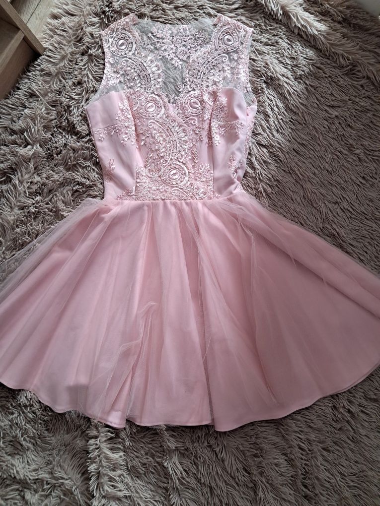 Różowa sukienka koronka