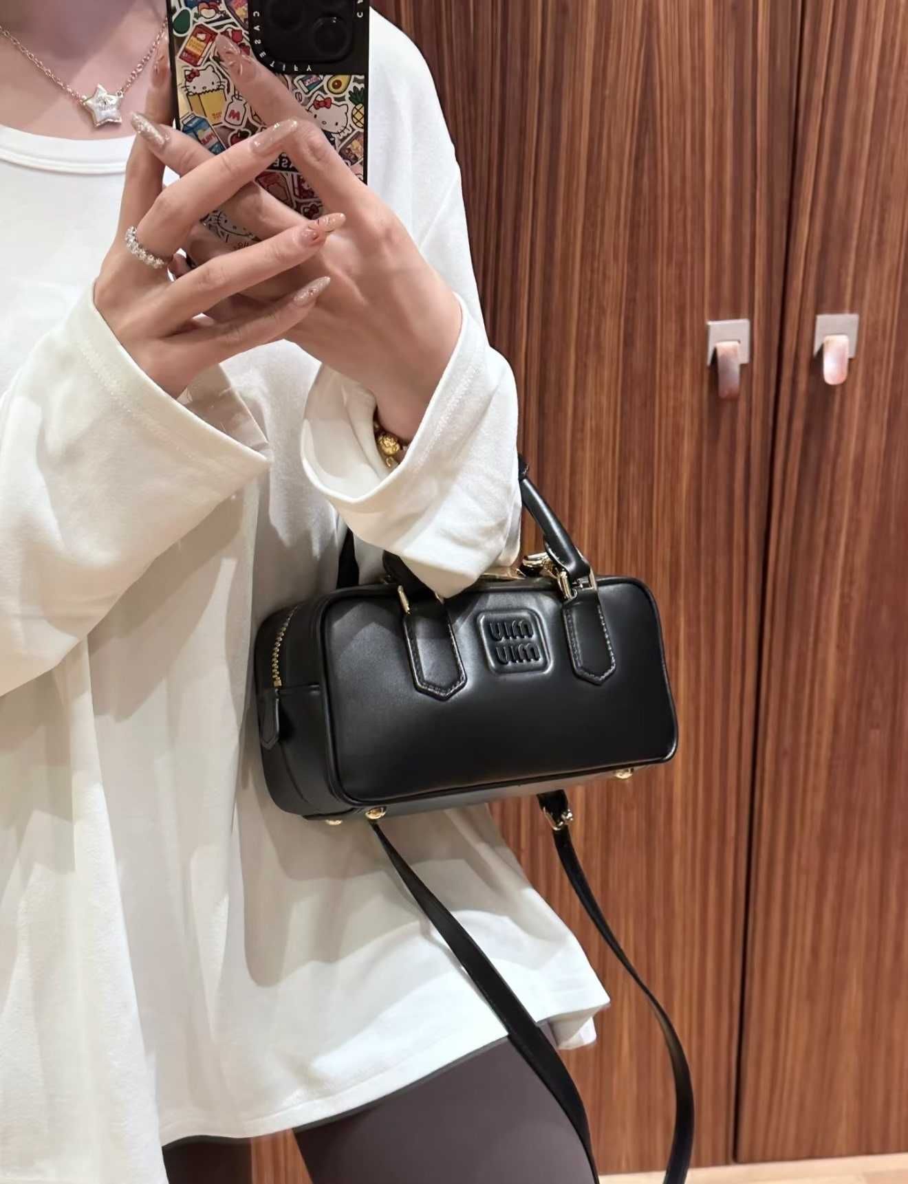MiuMiu Czarna Mini Torba Plażowa Z Frędzlami Letnia