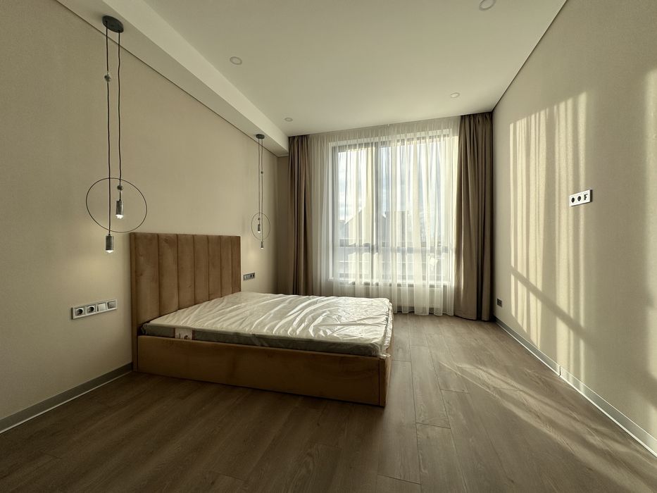 Будинок в закритому котеджному містечку з шикарним новим ремонтом