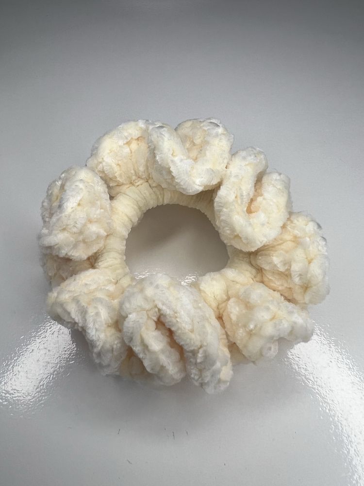 Scrunchie śmietankowa gumka do włosów