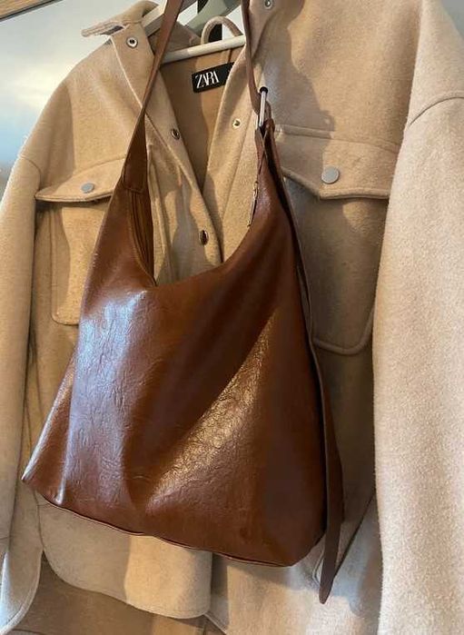 brązowa torebka na ramie regulowana zapinana na zamek shopper hobo