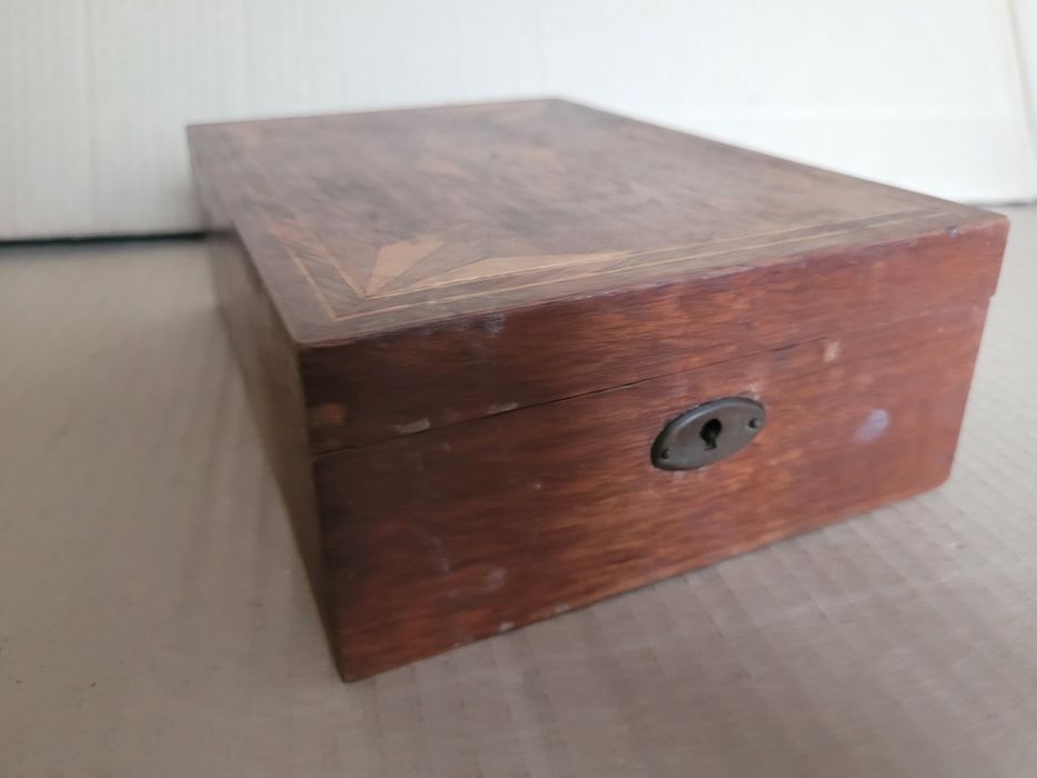 Stara skrzynka z lustrem, lusterkiem, toaletka