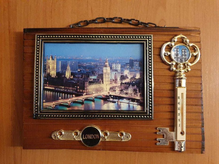 Деревʼяна настінна ключниця з градусником London антикваріат