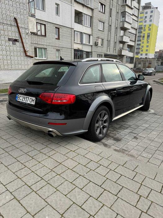 Здається ПОДОБОВО AUDI A4 quattro 2.0 бензин