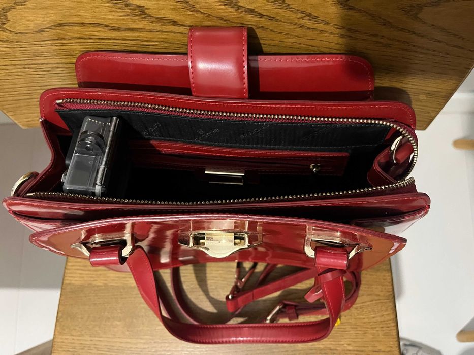 Продам сумочку жіночу лакову червоного кольору