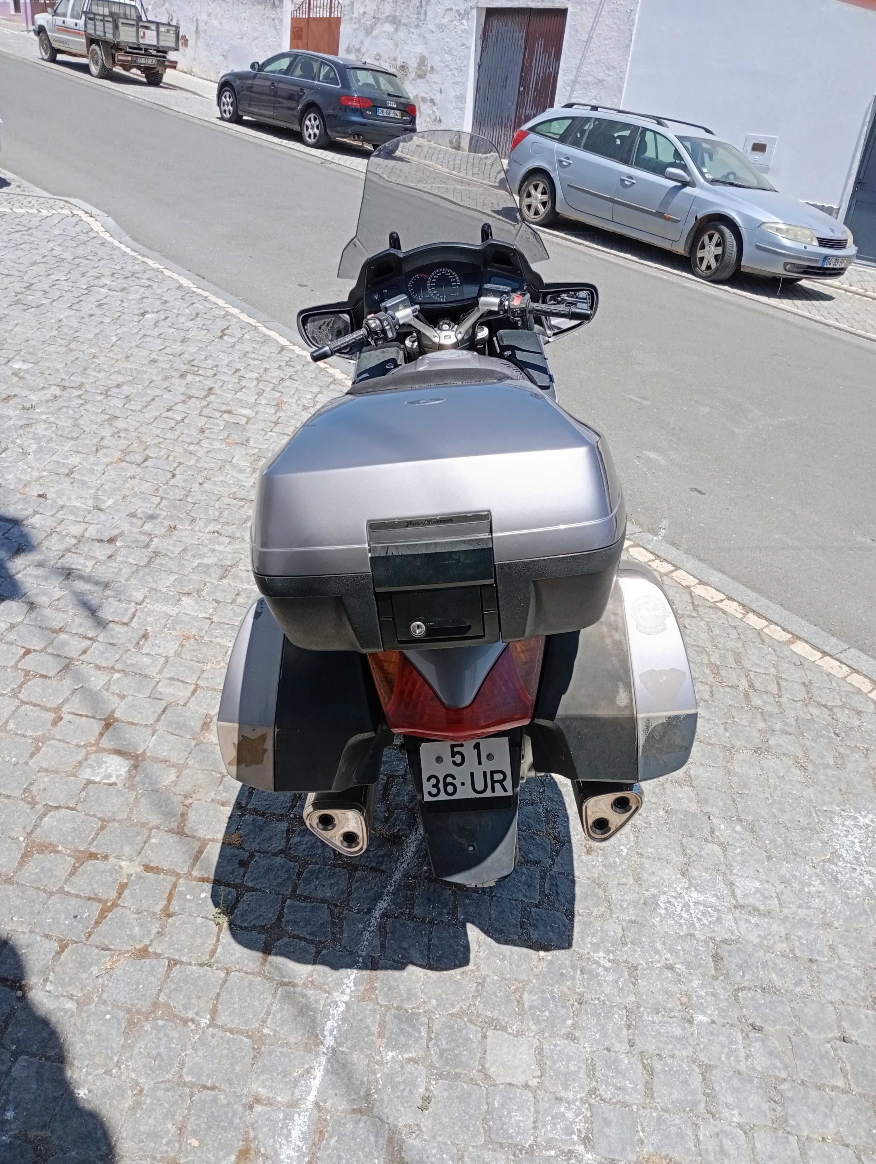 Moto estradista em bom estado