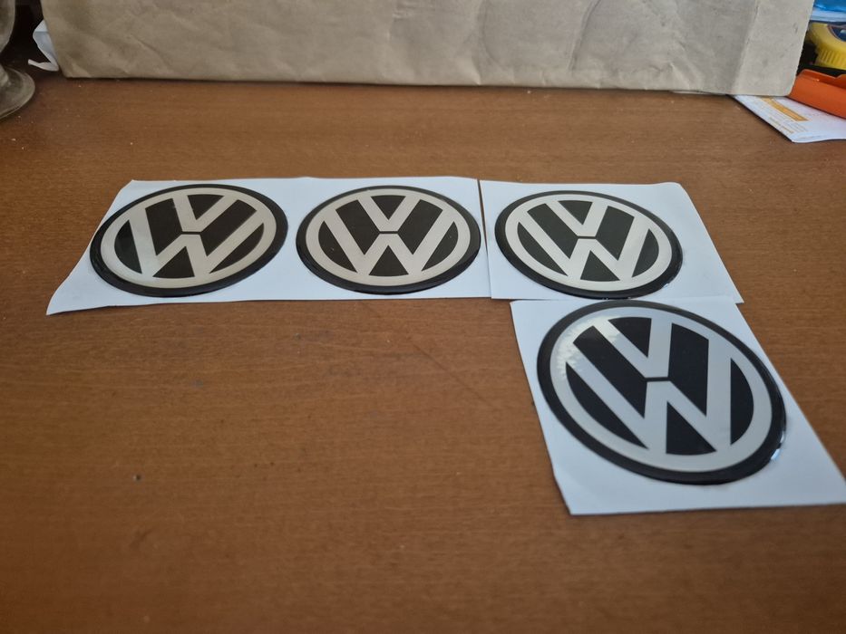 Naklejki na kołpaki alu felgi do Vw slikonowe średnica 60mm srebno