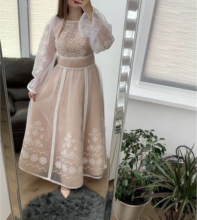 Вишита жіноча сукня