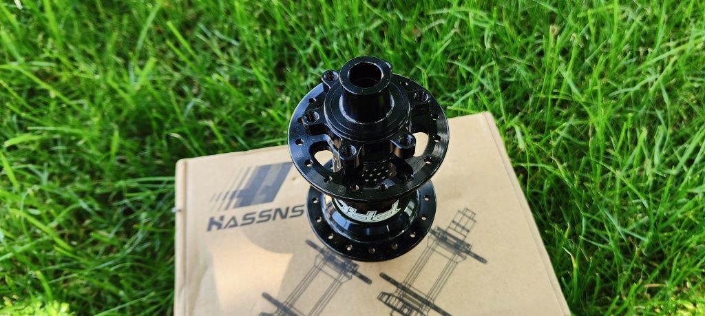 Głośna tylna piasta Hassns 7 Pro Boost HG 148x12 32H
