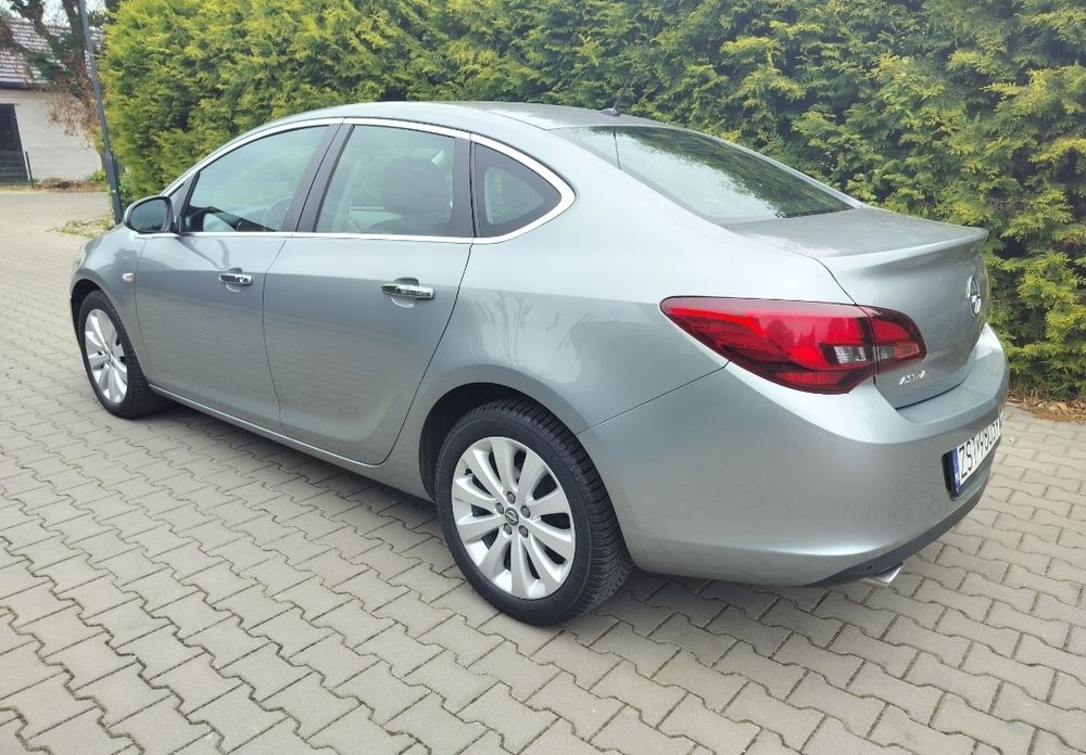 Opel Astra 1.4 sedan manual Xenon bezwypadkowy