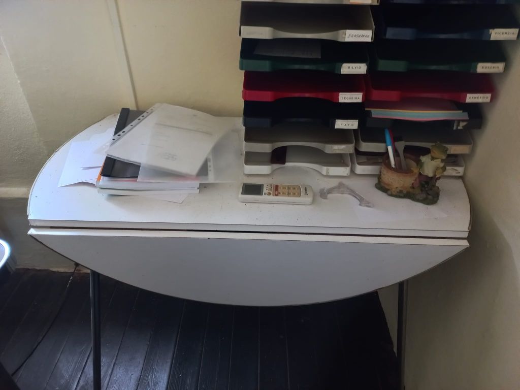 Mesa de cozinha redonda com duas abas